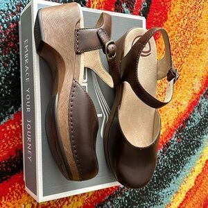 New, never worn Dansko Sam Teak Vintage Pull Up clogs size 39